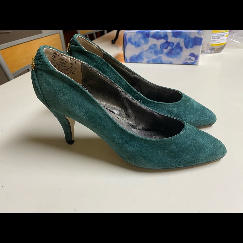 Carriage Court vintage green suede heels size 7